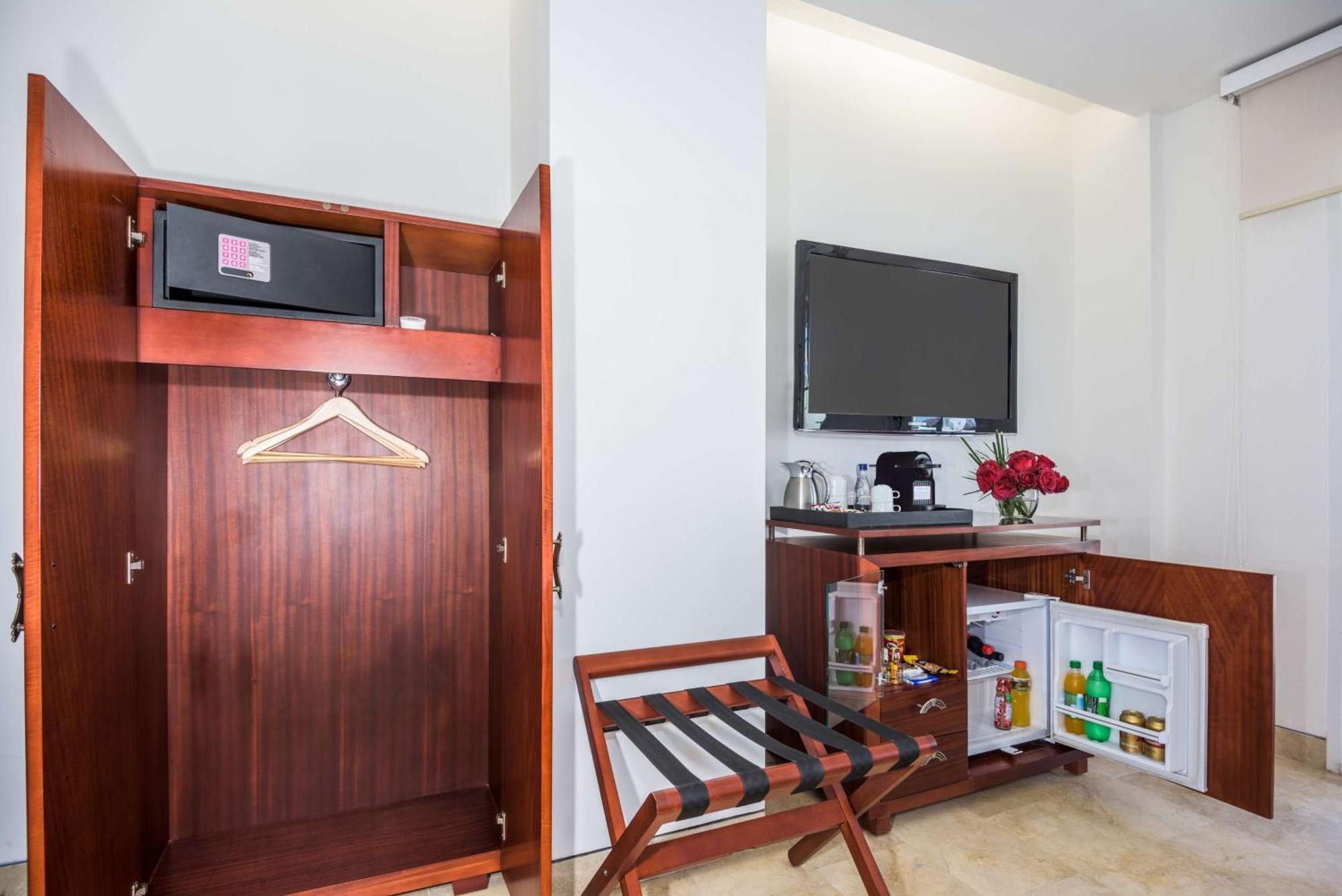 Nh Royal Urban Cartagena Hotel Exterior photo